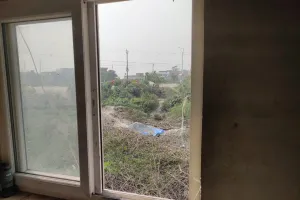 भटवलिया कंपोजिट विद्यालय में खिड़की-दरवाजे उखाड़े, सुभाष चौक की मिठाई दुकान से नकदी व डीवीआर पार; पुलिस पर उठे सवाल