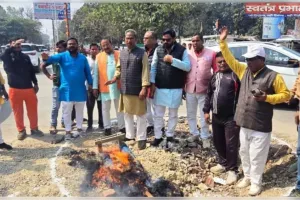 भाजपा किसान मोर्चा ने कंपनी बाग से नारेबाजी करते हुएफूंका राहुल गांधी का पुतला