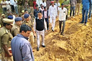 सोनभद्र में मिट्टी निकालते समय टीला  ढहा ,हादसे में तीन महिलाओं की दर्दनाक मौत, दो अन्य घायल