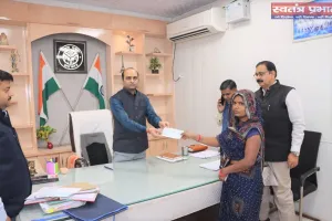 जिलाधिकारी की संवेदनशील पहल से विधवा महिला को मिली आर्थिक सहायता व अन्त्योदय कार्ड