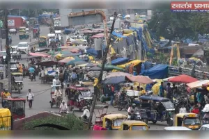 सरकारी भूमि पर अतिक्रमण कर अधिकतर ट्रांसपोर्टर कारोबार कर रहे हैं