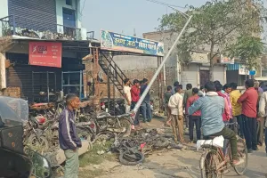 खड्डा : भीषण सड़क हादसा, कई वाहन क्षतिग्रस्त; राहगीर बाल-बाल बचे