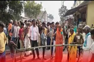 खड्डा : ऑपरेशन के तीन दिन बाद महिला की मौत, शव सड़क पर रख ग्रामीणों का हंगामा