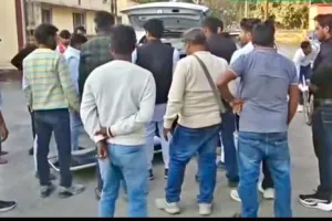 ओबरा समाजसेवी रमेश यादव की स्कॉर्पियो दुर्घटनाग्रस्त, तेज रफ्तार बाइक ने मारी जोरदार टक्कर