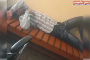 सीएमओ का  दफ्तर बना  ‘आराम घर ' कुर्सी पर सोते कर्मचारी