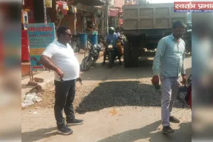 स्वतंत्र प्रभात की खबर का हुआ असर: बड़े-बड़े गड्ढों की डामर से हुई मरम्मत