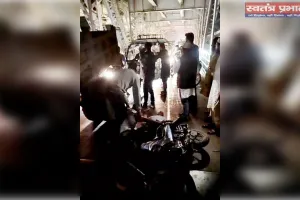पुराने यमुना पुल पर सड़क हादसा, बाइक सवार दो युवक घायल; एक की हालत गंभीर