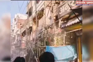 चौक के ठठेरी बाजार में नगर निगम ने जर्जर मकान को ध्वस्त किया
