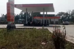 सोनभद्र दबंगों का तांडव, ड्यूटी पर तैनात पेट्रोल पंप कर्मी को बेरहमी से पीटा सीसीटीवी में कैद हुई वारदात