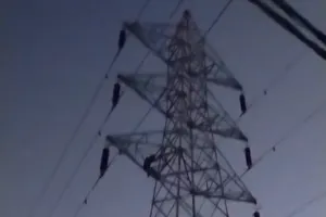 पारिवारिक विवाद से आहत युवक  हाईटेंशन विद्युत टावर पर चढ़ा, पुलिस की तत्परता से बची युवक की जान