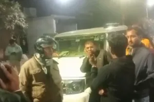 ओबरा रात के अंधेरे में सड़क नवीनीकरण पर जनता का पहरा भ्रष्टाचार की आशंका जताते हुए रुकवाया काम