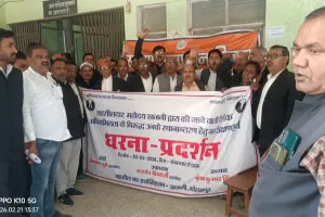 तहसीलदार खजनी के  भ्रष्टाचार के खिलाफ अधिवक्ताओं का धरना प्रदर्शन।