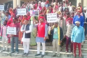 सपा कार्यकर्ताओं का कलेक्ट्रेट पर जोरदार प्रदर्शन,  हर घर नल योजना के लिए विधायक, मंत्री  जिम्मेदार