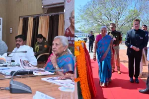 राज्यपाल आनंदी बेन पटेल सोनभद्र पहुंची, किया विभिन्न विकास एवं कल्याणकारी योजनाओं के लाभार्थियों को प्रमाण पत्र वितरित