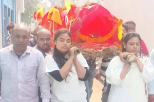 पडरौना : बेटियों ने निभाया बेटे का फर्ज, नम आंखों से दी गई स्व. शंभू रावत को अंतिम विदाई