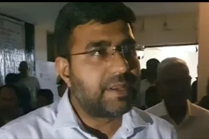 जिलाधिकारी दीपक मीणा का गोला तहसील पर औचक निरीक्षण, लंबित मामलों पर कड़ी नाराजगी