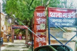 खजनी में देसी शराब की दुकान से पेटी और नकदी पार, सीसीटीवी में कैद हुए चोर