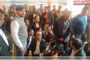 शाहजहांपुर में वकीलों ने तहसीलदार को बनाया बंधक, दो घंटे बाद SDM ने छुड़वाया; जानें क्या है मामला