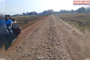 नुकीले बिखरे स्टोन मेटल रोड पर आवागमन में होती है अत्यधिक कठिनाई : पूर्व मुखिया सखावत अली