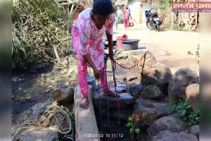 शुद्ध पेय जल की सुविधा के अभाव में ग्रामीणों को पुराने कूप से जल भरने की मजबूरी 