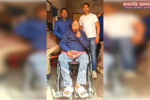 हजारीबाग में 87 वर्षीय ब्रजकिशोर जायसवाल ने व्हीलचेयर पर पहुँचकर किया मतदान