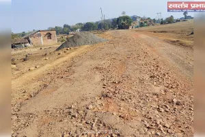 विगत 20 वर्षों से ध्वस्त पड़ी आर.ई.ओ. सड़क का पुनर्निर्माण नहीं किये जाने पर बढ़ा ग्रामीणों का रोष