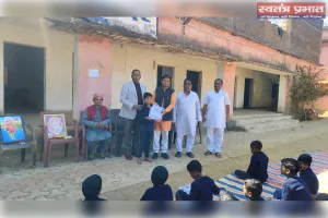 सेवा ही श्रेष्ठ साधना है, विहिप के सेवा प्रकल्प में छात्रों के बीच नवीन वस्त्रों का वितरण