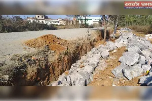 सड़क कालीकरण व गार्डवाल निर्माण पर अनियमितता का आरोप