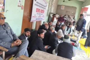 खजनी तहसील में तहसीलदार के विरोध में वकीलों का धरना-प्रदर्शन