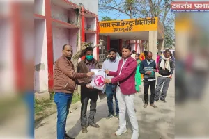 मितौली  सी. एच. सी. में 10 टीबी मरीजों को गोद लेकर बांटी गई पोषण पोटली