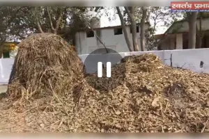 मितौली में शर्मनाक हालात: स्कूल की दीवार से सटा कूड़े का अंबार, मासूमों की सेहत से खिलवाड़