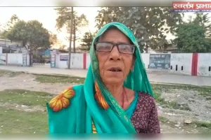 खुले आसमान के नीचे जिंदगी, इंसाफ की राह देखती खैरानी की बुजुर्ग महिला