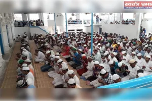 पहले जुमे दिन सैकड़ों नमाजी पहुंचे मस्जिद