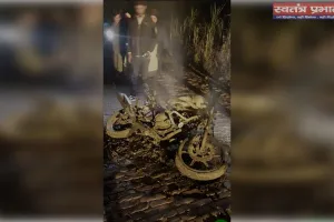 काशीपुर उत्तराखंड से शादी में आए व्यक्ति की चलती बाइक में लगी आग