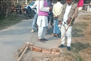 कुशीनगर : मेलानगरी–बड़हरा मार्ग पर बड़हरा के उत्तरी छोर की पुलिया एक पार ध्वस्त, आवागमन संकट में