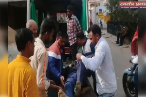 स्कूल की बाउंड्री वॉल गिरी, मजदूर घायल