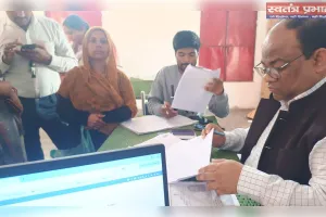 कानपुर देहात: स्टेट रिप्रेजेन्टेटिव आकाश यादव ने बूथ पर पहुंचकर महिलाओं की समस्या का कराया समाधान