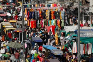 दिल्ली के सदर बाजार में अवैध पटरी वालों का कब्जा सड़क पर अतिक्रमण जारी