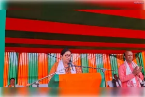 धेमाजी में दो चुनावी क्षेत्रो में पूर्व केंद्रीय मंत्री स्मृति ईरानी का चुनाव प्रचार सभा