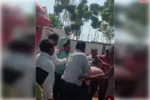 सदर विधायक जै किशन शाहु के भतीजे ने सरेआम की गुंडागर्दी युवक को चप्पलों से पीटा