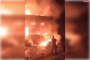 बलिया में किराना दुकान में भीषण आग, दम घुटने से मां-बेटे की मौत: पत्नी-बेटे को बचाने में जुटा पति छत से कूदा, पैर फ्रैक्चर