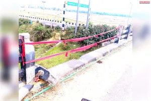 पुल की टूटी रेलिंग से बढ़ा हादसे का खतरा, मरम्मत की मांग तेज