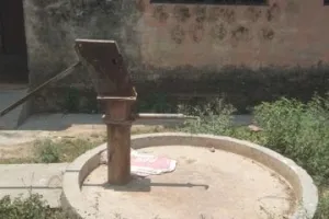मथुरा ग्राम पंचायत में दर्जनों हैंडपंप खराब:ग्रामीणों को पेयजल संकट, जांच के निर्देश।