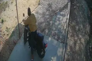 बलरामपुर में दिनदहाड़े बुलेट चोरी:दुकान के सामने से बाइक उड़ाई