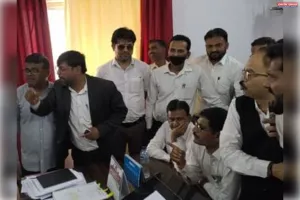 बलरामपुर में बिजली विभाग की टीम पर आरोप:घर में जबरन घुसकर बदसुलूकी की, अधिवक्ताओं के विरोध के बाद जांच के आदेश ।   