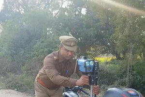 तेज रफ्तार वाहनों पर लगाम कसने के लिए हाईवे के आठ स्थानों पर लगाया गया बैरियर 