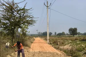 खड़ंजा निर्माण में मानक विहीन ईंटों के प्रयोग को लेकर उठे सवाल