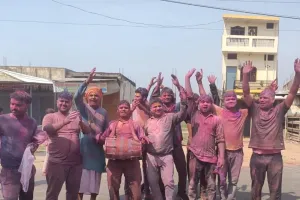 अबीर - गुलाल लगाकर शोहरतगढ़ में भ्रमण कर लोगों ने खेली होली