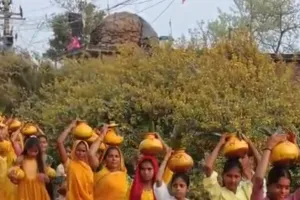 पांच कुंडीय गायत्री महायज्ञ के लिए कलश यात्रा निकाली गई