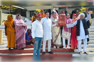 सिद्धार्थनगर में गैस किल्लत पर सपा का अनोखा प्रदर्शनः कलेक्ट्रेट परिसर में  खाली सिलेंडर लेकर पहुंची  महिला मोर्चा की जिलाध्यक्ष, अन्य